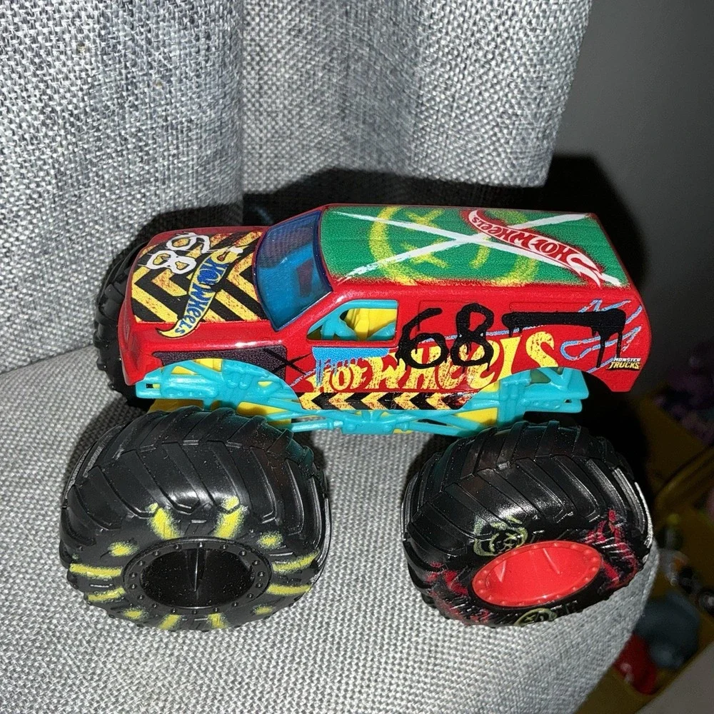 Hot Wheels Monster Trucks Demo Derby #68 Diecast 1:64 Mattel Not Common Design